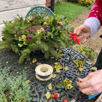 Simon King Wreath Nester